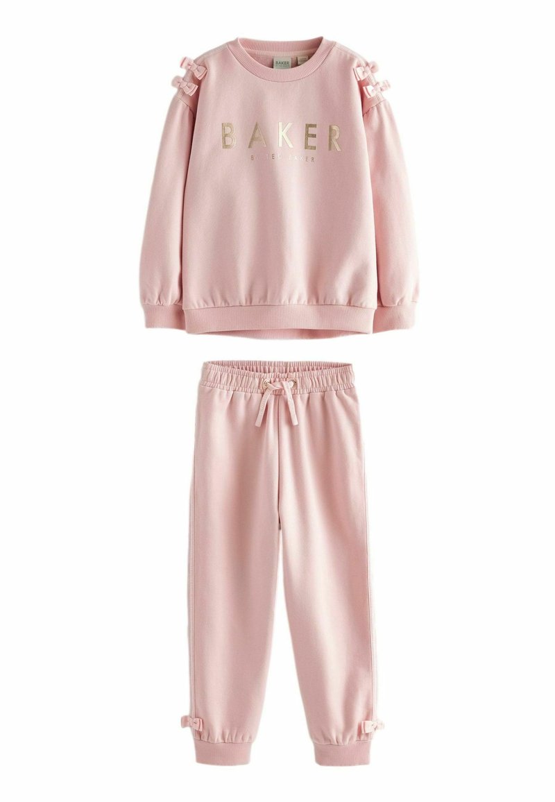 Rosa Sweatshirt- und Sweatpants-Set. Das Sweatshirt hat goldene "BAKER"-Schrift, gepuffte Ärmel mit Schleifen. Die Hose hat einen elastischen Bund und Schleifen an den Bündchen.