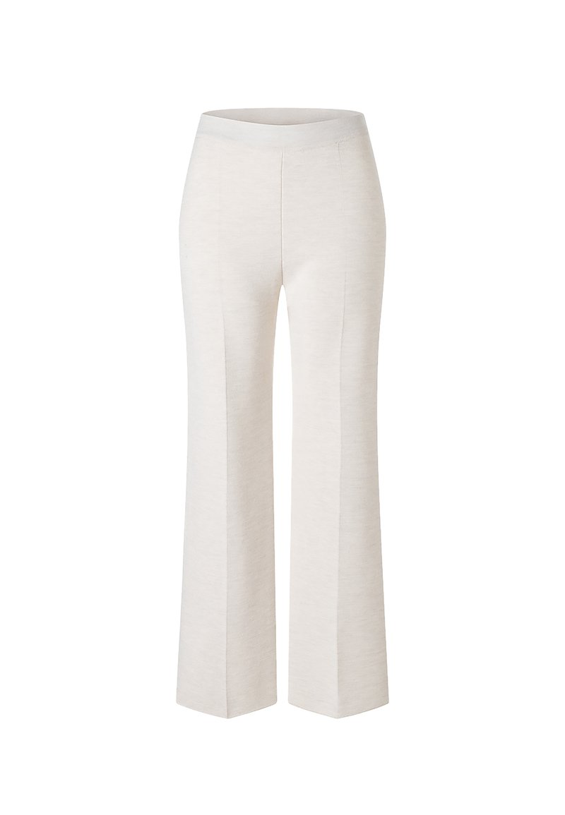 Pantalones de pierna ancha en un color beige claro, confeccionados en un tejido suave y texturizado. Presentan una cinturilla lisa y costuras frontales. Diseño sencillo sin patrones.