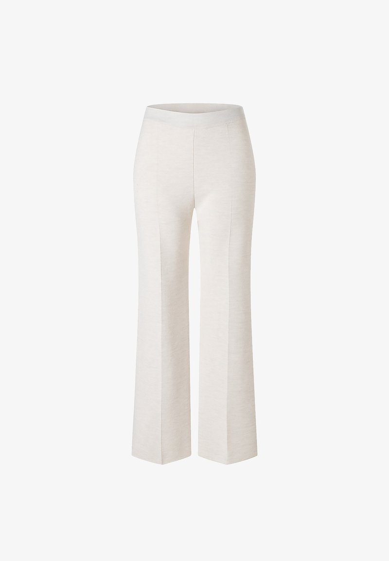 Pantalones de pierna ancha en un color beige claro, confeccionados en un tejido suave y texturizado. Presentan una cinturilla lisa y costuras frontales. Diseño sencillo sin patrones.