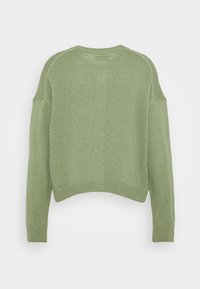 Groene gebreide trui met een losse pasvorm, brede mouwen en geribbelde zoom. Zachte textuur en subtiele stiksels op de schouders.