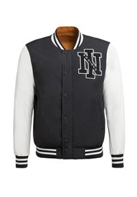 Zwart-witte collegemantel met drukknoopsluiting, geborduurd logo, gestreepte manchetten en een contrasterende voering. Heeft een gladde textuur.
