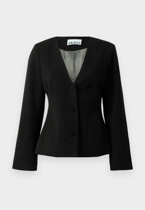 Blazer noir ajusté avec trois boutons recouverts, décolleté en V, manches longues et doublure intérieure rayée visible au niveau du col.