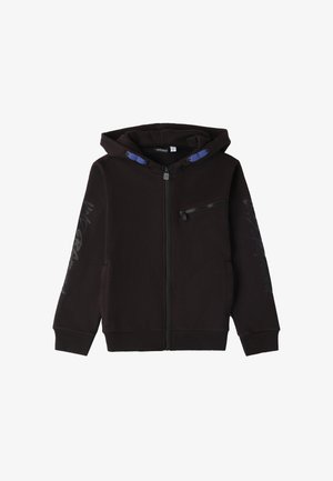 Sudadera con cremallera negra, hecha de un tejido suave, con un bolsillo frontal con cremallera y cordones azules. Estampado gris en la manga izquierda.