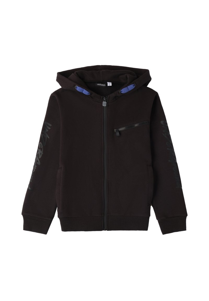 Sudadera con cremallera negra, hecha de un tejido suave, con un bolsillo frontal con cremallera y cordones azules. Estampado gris en la manga izquierda.