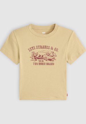 Beige bomulls T-skjorte med korte ermer som har et maroon grafisk trykk av et fjellandskap og "Levi Strauss & Co. Two Horse Brand."