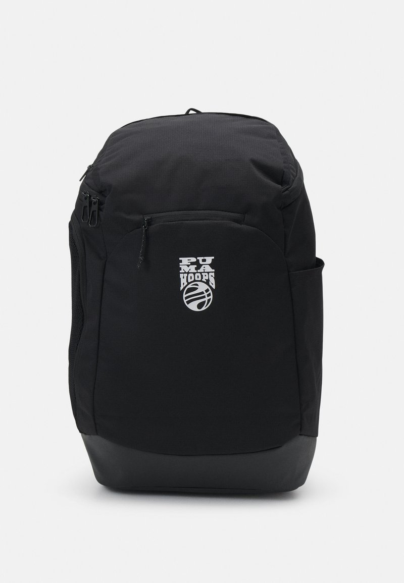 Sac à dos noir en tissu durable, avec une poche zippée à l'avant, une poche en mesh sur le côté et un imprimé de logo. Base arrondie et bretelles rembourrées.