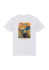 Bílá tričko s obrazem Malování Výkřik, nad nímž je slovo "TUNE" a pod ním je podpis umělce v oranžovém písmu.