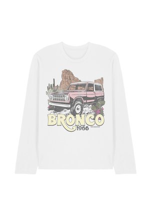 Weißes Langarmshirt mit einer rosa Vintage-Bronco-SUV-Illustration, Wüstenhintergrund mit Kakteen und Felsen sowie dem Text "BRONCO 1966" darunter.
