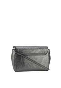 Metallic graue Clutch-Tasche mit glatter Textur, umklappbarem Deckel und abnehmbarem Schultergurt. Kompakte rechteckige Form.