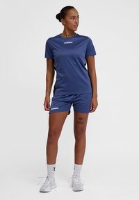 Conjunto deportivo de color marino que incluye una camiseta de manga corta y pantalones cortos. Fabricado con material suave y transpirable, con detalles del logo en blanco en ambas piezas.
