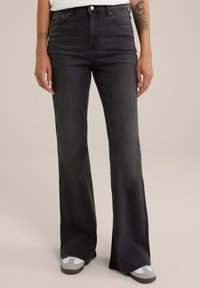 High-waisted zwarte flared jeans van denim, met vijf zakken, knoopsluiting en een lichte vervaging met een soepele textuur.
