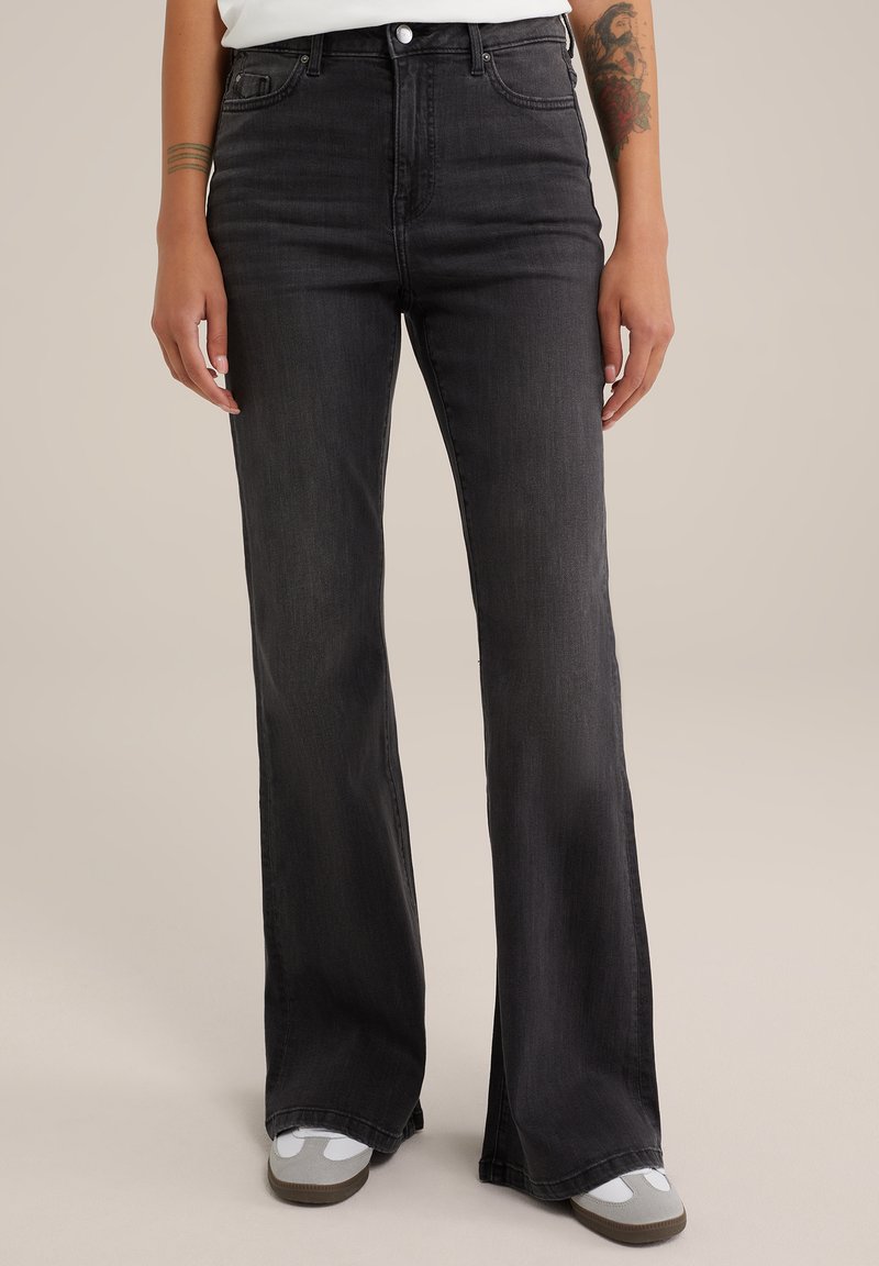 High-waisted zwarte flared jeans van denim, met vijf zakken, knoopsluiting en een lichte vervaging met een soepele textuur.