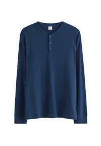 Navyblauw langetermijn henley shirt gemaakt van ribstof; heeft een ronde hals en een placket met drie knopen aan de voorkant.