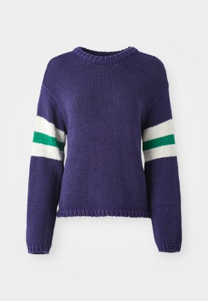 Sweater tricotado roxo com decote redondo e mangas longas, apresentando riscas brancas e verdes nas mangas superiores e uma bainha encurtada.