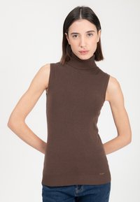 Maglione senza maniche marrone con colletto alto, realizzato in materiale morbido, presenta dettagli a coste sul colletto e sull'orlo, design aderente, decorazioni minime.