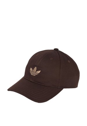 Donkerbruine baseballpet met gebogen klep en beige Adidas trefoil-logo geborduurd middenvoor.