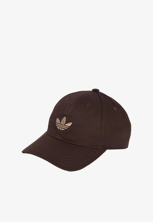 Donkerbruine baseballpet met gebogen klep en beige Adidas trefoil-logo geborduurd middenvoor.