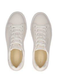 Zapatillas de piel blancas con puntera redonda, cordones en la parte delantera y costuras tonales. Logo dorado en relieve en el lateral y suave interior en beige.