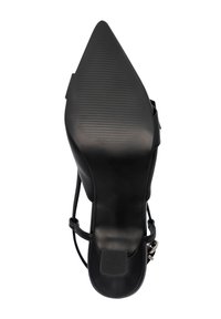 Zapato de tacón alto negro con punta afilada, parte superior de cuero liso y suela texturizada. Presenta correas en el tobillo y un acento de metal.
