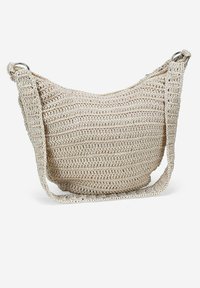 Bolso de crochet beige con forma redondeada, patrón texturizado y una sola cinta ancha. Cuenta con acentos de hardware metálico.