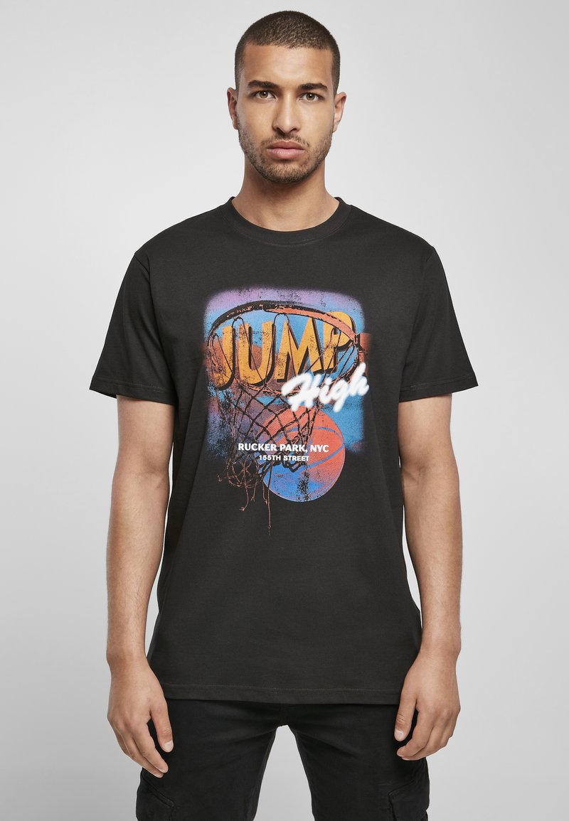 Melns kokvilnas T-krekls ar krāsainu basketbola grafiku, "JUMP High," un tekstu "RUCKER PARK, NYC 156TH STREET" treknā, košā burtveidā.