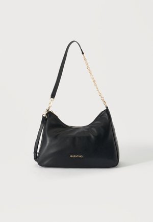 Schwarze Valentino Schultertasche mit goldener Kettendetail und Logo, mit einem geschwungenen oberen Reißverschluss und glattem Lederfinish.