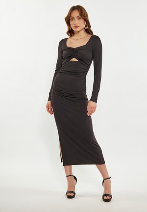 Abito lungo nero con maniche lunghe, design arricciato, scollatura quadrata e uno spacco a metà coscia, realizzato in tessuto morbido ed elastico.