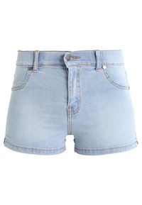 Shorts en denim bleu clair avec fermeture à bouton et fermeture éclair, poches avant, passants pour ceinture et surpiqûres contrastées.