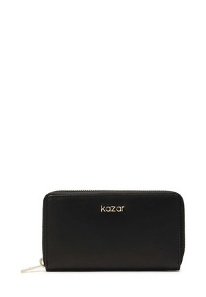 Zwarte leren zip-around portemonnee met een gladde textuur, gouden logo-details en een rechthoekige vorm met een ritsopening.