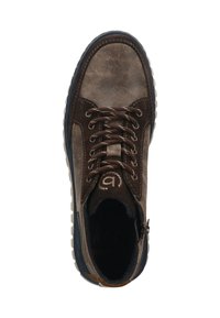 Braune Leder-Schnürschuhe für die Freizeit mit gesteppten Details und gepolstertem Kragen, von oben auf einem weißen Hintergrund betrachtet.