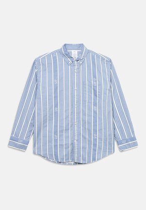 Πουκάμισο με μακριά μανίκια και κάθετες μπλε και λευκές ρίγες, γιακά με κουμπιά, τσέπη στο στήθος και διακριτικά λογότυπα "GAP" στις ρίγες και τις μανσέτες.