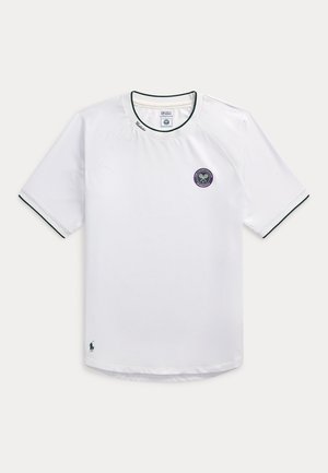 T-shirt de sport blanc à manches courtes avec bordure foncée, logo Wimbledon sur la poitrine et petit logo Polo Ralph Lauren près de l'ourlet.