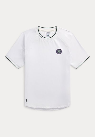 Fehér rövid ujjú sportpóló sötét szegéllyel, Wimbledon logóval a mellkason és kis Polo Ralph Lauren logóval a szegélyénél.