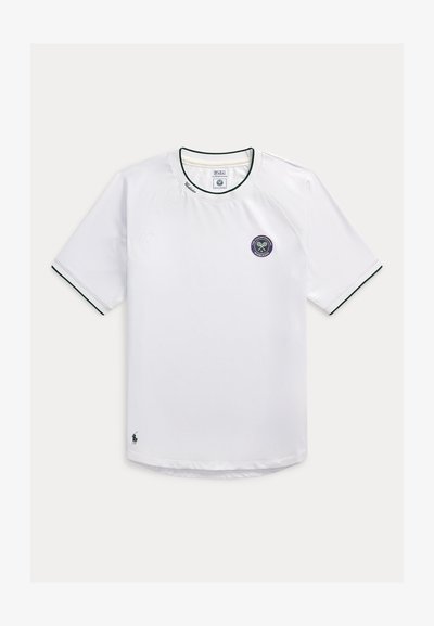 Fehér rövid ujjú sportpóló sötét szegéllyel, Wimbledon logóval a mellkason és kis Polo Ralph Lauren logóval a szegélyénél.