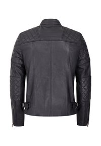 Svart läderjacka med kviltade axel- och ärmadetaljer, dragkedjedetaljer vid manschetterna och justerbara sidspännen. Slät textur, strukturerad design.