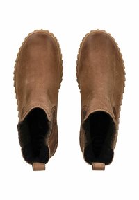 Botas ankle de cuero marrón con superficie texturizada, paneles laterales elásticos y suelas de goma con un patrón de tracción resistente.