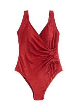 Maillot de bain une pièce rouge avec un profond décolleté en V, fronces latérales, détail noué et motif texturé subtil.