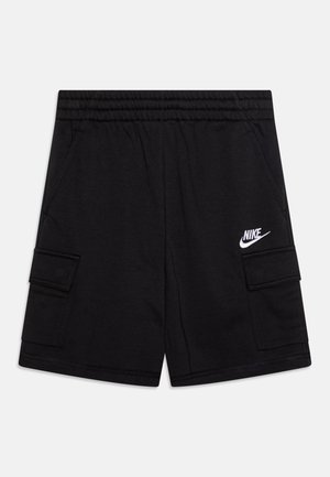 Czarne spodenki wykonane z miękkiego materiału, z elastycznym pasem, dwoma kieszeniami cargo i białym logo Nike na lewej nodze.