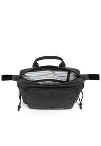 Borsa a vita nera con manico superiore, compartimento principale aperto che mostra la fodera a righe, tasca frontale con zip e spallacci laterali regolabili.