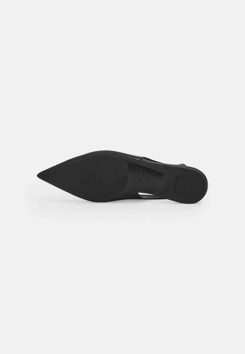 Scarpa nera con punta a punta, con una tomaia liscia, sottile cinturino alla caviglia e un elegante tacco a stiletto. La suola è piatta e texturizzata per una migliore aderenza.