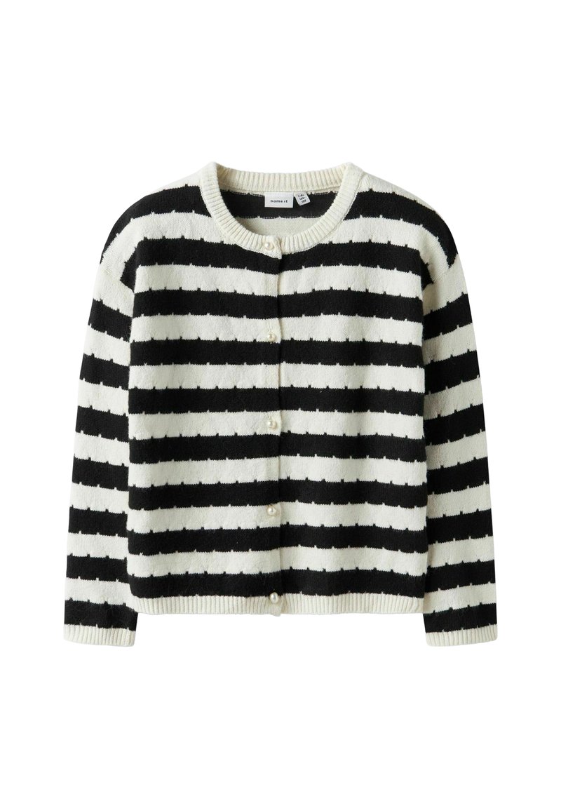 Černobíle pruhovaný pletený kardigan s kulatým výstřihem a perlovými knoflíky po přední straně, vystavený na bílém pozadí.