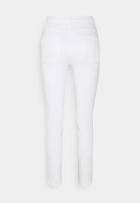 Jeans de denim blanco con un diseño ajustado, que cuentan con dos bolsillos traseros y un corte recto. La tela tiene una textura suave.