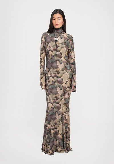 Rochie maxi cu un model de frunze în tonuri pământii. Mâneci lungi, gât înalt, siluetă ajustată cu tiv evazat. Textură de țesătură netedă.