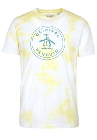 Bílá tričko s žlutým batikovaným vzorem, s kulatým modrým logem s tučňákem a textem "Original Penguin" uprostřed.