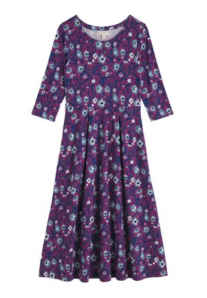 Gėlėta suknelė turi violetinį foną su mėlynomis ir baltomis gėlėmis, apvalų iškirptę, trijų ketvirčių rankoves ir platų sijoną.