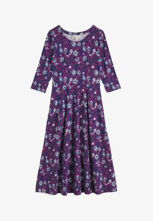 Das Blumenkleid verfügt über einen lila Hintergrund mit blauen und weißen Blumen, einen runden Ausschnitt, dreiviertellange Ärmel und einen ausgestellten Rock.