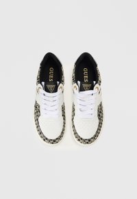 Baskets blanches avec une tige en tissu noir et blanc à motifs, lacets blancs, détails en métal doré et un logo sur la languette.