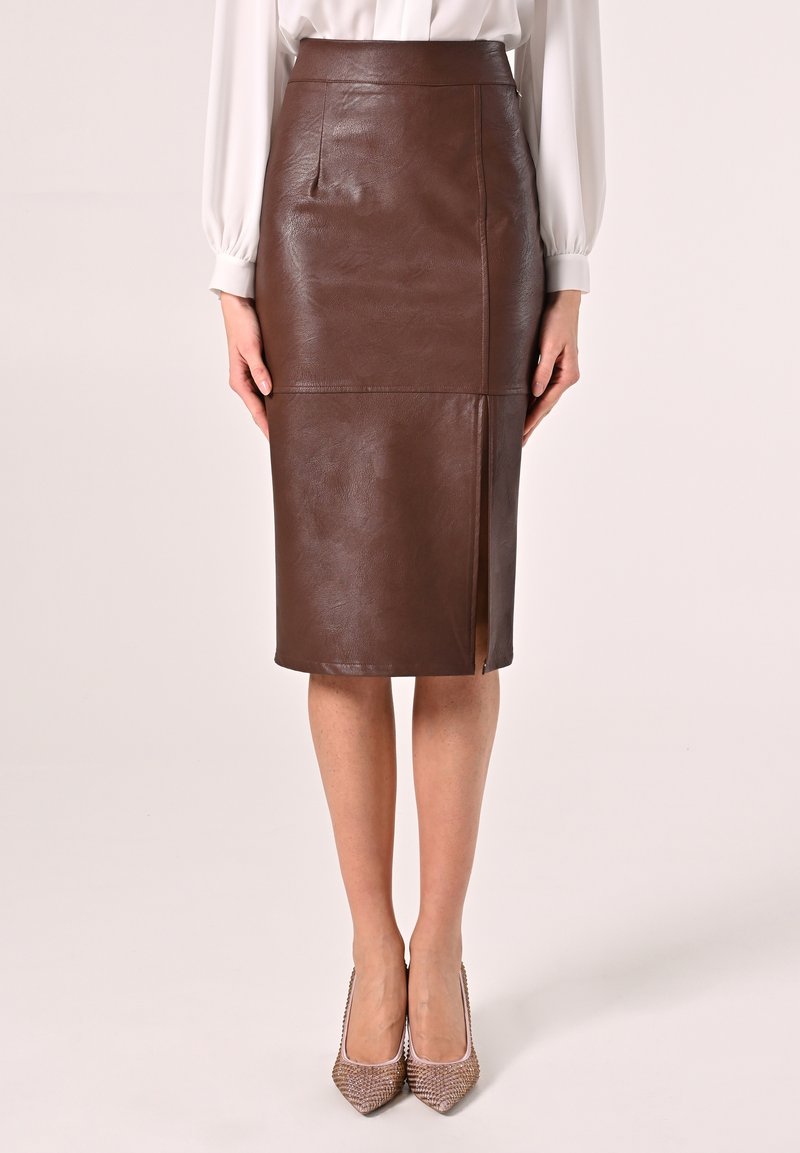 Brauner Leder-Bleistiftrock mit glatter Textur, knielang, mit einem Seitenschlitz und minimalistischen Designdetails.