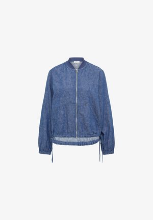 Niebieska jeansowa kurtka bomberka z prążkowanym kołnierzem, elastycznymi mankietami i regulowanym ściągaczem u dołu. Posiada zamek błyskawiczny z przodu oraz boczne kieszenie.