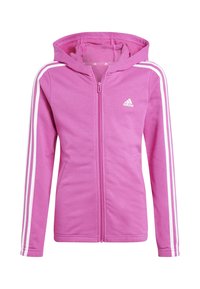Sudadera con cremallera rosa hecha de tejido suave, con un bolsillo canguro, acentos de tres rayas blancas en las mangas y un logo de Adidas en el pecho.